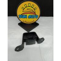 ราคา ยางหิ้วท่อไอเสีย.17572 OH040 โตโยต้า แคมรี่ TOYOTA CAMRY 2002.ตระหว่าง น๊อต 10.5 ซม.กว้าง 5.5/6.5 ซม. สูง 4.2/6.5 ซม (23779010486)