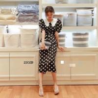 ราคา เดรสคลุมเข่า ทรงคอบัว แต่งลูกไม้ขาว รอบปก ลายจุดใหญ่ตัวยาว ผ้าโฟร์เวย์ ทรงเข้ารูปพอดีตัว มาพร้อมเชือกผูก มีซิปหลัง ช่วงเ (5700100081)