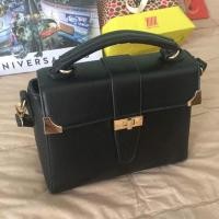 ราคา กระเป๋าสะพายข้างสีดำ มีสายยาว แบรนด์ Taywin อะไหล่สีทองยังวิ้ง สภาพนางฟ้า มือสอง (261560969)