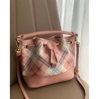 ราคา Teenie Weenie กระเป๋าทรงถังหนังแท้ลายตารางหมากรุกสีชมพูคุณภาพสูงใหม่เอี่ยม - มือสอง (43158809527)