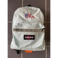 ราคา เป้ Eastpak usa สีฟ้าอ่อน (ถ่ายรูปสีเพี้ยน) ขนาดผู้ใหญ่ 19x15 นิ้ว สายสะพายแน่นเหมือนไม่ผ่านการใช้ ตำหนิสีตกด้านหลัง (43907327104)