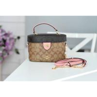 ราคา Coach selena trail Signature Bag F76714 กระเป๋าถือหรือสะพายไหล่ทรงกล่อง ด้านหน้ามีโลโก้แบรนด์ ภายในกว้าง มีสายสะพาย (9683486269)
