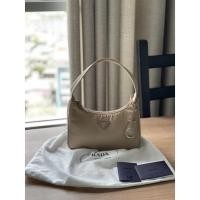 ราคา Prada-Nylon Re-edition 2000 สี Beige ราคาช็อปไทย 28,500 นะคะ (9765083391)