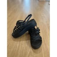 ราคา sale ส่งฟรีไม่ต้องใช้โค้ด crocs brooklyn มือสอง ไซส์ w5 แท้ (23131355612)