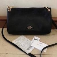 ราคา Saleกระเป๋า coachแท้ crossbody leather สภาพสวยงาม หนังวัว สีดำ ควรมีไว้ครอบครอง มือสอง ของแท้ 100% อปกครบ สะพายข้าง (1568030089)
