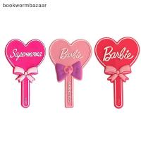 ราคา [Bookwormbazaar] ตุ๊กตาบาร์บี้ Series กระจกมือรูปหัวใจสีชมพูน่ารักการ์ตูนบทบาทเล่นตัวอักษรกระจกแต่งหน้ามือถือ [vn] (52053645312)
