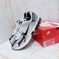ราคา [พรีออเดอร์] Nike Zoom Vomero 5 - (HQ1182-001) Color: Photon Dust/Black (27462872528)