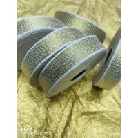 ราคา ริบบิ้นลายตาด พื้นสีขาวดิ้นสีทองขนาด ยาว 25 เมตร (2793354596)