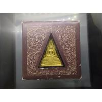 ราคา พระพุทธชินราช รุ่นเพราะแผ่นดินนี้ คือ แผ่นดินเกิด เนื้อผง หลัง ตราพระปรมาภิไธยย่อ เนื้อเงิน ปี 2548 ตลับเดิม (53151507529)