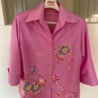 ราคา เสื้อผ้าไหม 2 เส้น size M สีชมพูเข้ม เพ้นท์ลายดอกไม้ กระดุม 5 เม็ด (6640964848)