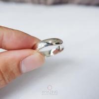 ราคา แหวนเงินสลักชื่อ Ring Engraved แหวนเงินแท้ 92.5% (หน้าโค้ง 4mm อักษรขาวพ่นทราย) แหวนคู่รัก แทนใจ (3361331554)