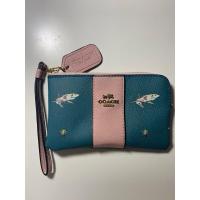 ราคา ลดราคา กระเป๋าสตางค์คล้องมือ แบรนด์ Coach สีฟ้าคราม-ชมพู ลายปลาฉลาม ใช้งานแค่ 1 ครั้ง* (25558798203)