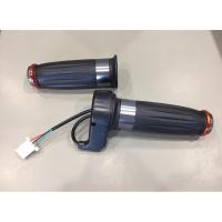 ราคา คันเร่ง รถสกู๊ตเตอร์ไฟฟ้า (1คู่) คันเร่งสำหรับจักรยานไฟฟ้า สกู๊ตเตอร์ไฟฟ้า ด้ามจับหมุนบิดพอดีกับมือ (คันเร่งปลั๊กขาว) (23739674580)