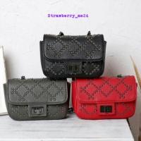 ราคา NEW Arrival! FOREVER21 XXI Collection 2015 กระเป๋าสะพายสายโซ่รุ่นมินิขนาดกำลังดีวัสดุหนังนิ่มตอกหมุด (441197)