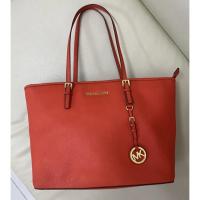 ราคา Used Michael kors โท้ทสีส้มแดง สวยค่ะใบนี้ ขายเพียง 1,890-.❤️❤️ (17328584776)
