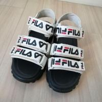 ราคา มีตำหนิ​ รองเท้าแตะ​ ​Fila มือสองของแท้​ ผู้หญิง​ 36-37 สีขาวดำ​ความยาวเท้าเรา​22.5ซม.​(วัดตั้งแต่นิ้วจนถึงส้นเท้า)​ (43727399453)