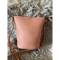 ราคา กระเป๋ามือสอง กระเป๋าทรงถัง แบรนด์ ESQUIRE(เอสไคว)สีชานม (19278085057)