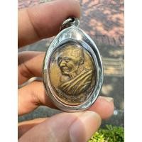 ราคา เหรียญเหนือดวง หลวงปู่มหาศิลา สิริจันโท เนื้อทองเหลือง เลี่ยมกรอบแสตนเลสอย่างดี (41502461980)