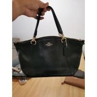 ราคา ส่งต่อ​กระเป๋าCoach พัด​ 13​ นิ้ว​ ใช้งานน้อยสภาพเหมือนใหม่​ สีดำ (18215638261)