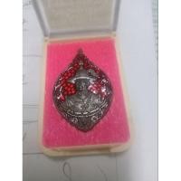 ราคา เหรียญ สมเด็จพระเจ้าตากสินมหาราช ปี 62รุ่น ชนะศึกปราบไพรี วัดพรานนก เนื้อชนวนลงยาแดง ตอกโค๊ต"รวย" และมีเลขประจำ (23055334622)