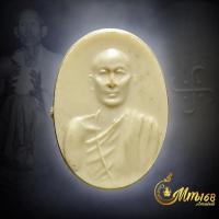 ราคา ประกันแท้ เหรียญพลาสติก รุ่นแรก หลวงพ่อโอภาสี หลังยันต์สวัสดิกะ พิมพ์เล็กสีขาว ปี2495 สวยแชมป์เดิม (44753530644)