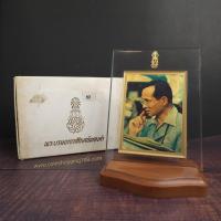 ราคา พระบรมฉายาลักษณ์ ร9 ทองคำแท้ ที่ระลึก กาญจนาภิเษก ปี2539 แผ่นทองคำ97.66% พร้อมแท่นวางและกล่องเดิม (40678018282)