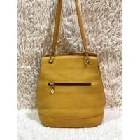 ราคา กระเป๋าหนังมือสองแบรนด์ Pelle Borsa สภาพมีร่องรอยการใช้งานทั่วไป ภายในสะอาด มีช่องใส่ของช่องใหญ่ 1 ช่อง (20568383003)