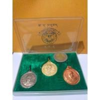 ราคา ชุดเหรียญที่ระลึกครบ 100 ปี โรงเรียนเทพศิรินทร์ ปี 2528 รวม 3 เหรียญ พิมพ์เล็ก พร้อมกล่องเดิมสีเขียว (23955938021)