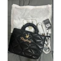 ราคา ส่งต่อ Playboy กระเป๋าทรงชอปปิ้งเย็บนวมหูย่น (สีดำ) มือ1 (57401238387)