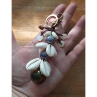ราคา พวงกุญแจ ที่ห้อยประดับกระเป๋า หอยเบี้ย+กระดิ่งใหญ่ ความยาวทั้งหมดประมาณ 13 cm. งานฝีมือ แม่ค้าทำเองพร้อมส่งค่ะ (27087299325)