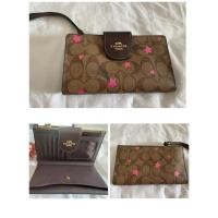 ราคา กระเป๋าตังใบยาว coach คล้องมือ ลายดาว ใส่โทรศัพท์ได้ มือสอง (23745949209)