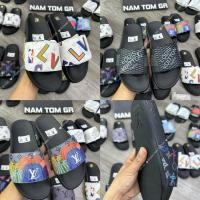 ราคา รองเท้าแตะพื้น 2 ชั้นสําหรับผู้ชาย L/V พร้อมสายรัดแนวนอน รองเท้าแตะปลา L/V วัสดุหนัง V Premium, รองเท้าแตะ LV พร้อมผลิตภัณฑ์ QC แบบ 2 ชั้น Fullbox (52003067825)