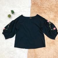 ราคา (ส่งต่อ) เสื้อสีดำ แขนบอลลูน ปักลายดอก (11826719790)
