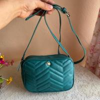 ราคา Agatha แท้ ครอสบอดี้ สภาพดีสวยมาก ซับในสะอาด น่องรอยใช้งานมือสองทั่วไปขนาด 7.5 นิ้วกว้าง 2.5 นิ้วสูง 5.5 นิ้ว 550 บาท (26782246768)