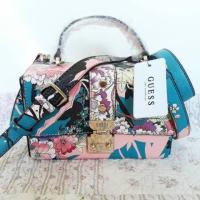 ราคา Guess กระเป๋าสะพายไหล่ลายดอกไม้ (9236138569)