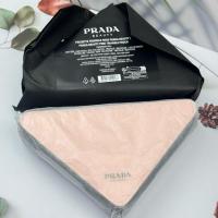 ราคา Rare P.r.a.d.a Beauty Cosmetic Bag รูปสามเหลี่ยม สีชมพูสลับดำ ขนาด 9×5×2" (57301971651)