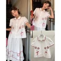 ราคา พร้อมส่ง เสื้อคอบัวแต่งแถบสีแดง ปักดอกไม้ผูกโบว์ลายสก็อต teeda (27389440310)