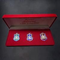 ราคา หลวงพ่อทวด ประจำตระกูล ชุดกรรมการ (เนื้อเงินลงยา 3 เหรียญ) วัดห้วยมงคล ปี2554 พร้อมกล่องเดิม (28356800822)