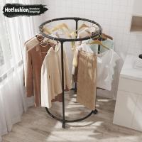 ราคา ราวตากผ้าแบบวงกลมพร้อมล้อชั้นแขวนโชว์สําหรับร้านขายเสื้อผ้า (26242937291)