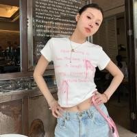 ราคา พร้อมส่ง เสื้อยืดคอกลมแขนสั้นสีขาว ทรงกึ่งเข้ารูป ดีเทลมีงานสกรีนลายTextด้านหน้า และมีเย็บติดโบว์สีชมพูด้านหน้า (29706840241)