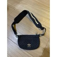 ราคา กระเป๋าสะพาย Adidas ของแท้ รุ่นนี้เก๋มากๆค่ะ หายาก สวยสภาพดี ใช้งานง่าย น้ำหนักเบา ใส่มือถือได้ เจ้าของขายเองค่ะ (40214917274)