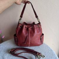 ราคา Nicole Miller แท้ ทรงขนมจีบหนังแท้ สภาพมีร่องรอยใช้งานทั่วไป สายยาวเดิม ฐาน 9 นิ้วกว้าง 4 นิ้วสูง 9 นิ้ว 450 บาท (29524950144)