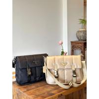 ราคา กระเป๋าสะพายหลัง Prada Double Buckle Messenger Bag แบบ Re-Nylon ในสองสียอดนิยม (40477728073)