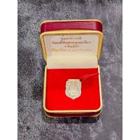 ราคา เหรียญเสมา พระพุทธชินราช เนื้อเงิน พิมพ์ใหญ่ รุ่นมหาจักรพรรดิ วัดพระศรีรัตนมหาธาตุวรวิหาร ปี2545 พร้อมกล่องเดิม (26507582413)