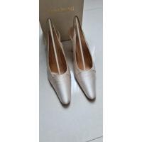 ราคา รองเท้าส้นสูง ผ้าซาติน Vera Wang ของแท้ (19077413380)