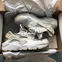 ราคา Nike Air Huarache Run 6.5 มือสอง สภาพ 70% มีตำหนิตรงยางข้างหลังจะเหลือง (313380538)
