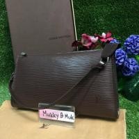 ราคา Used LV Pochette Epi รับประกันแท้ 100% มาพร้อมอุปกรณ์ (1257541707)