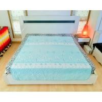 ราคา ผ้าปูรองนอน/รองกันเปื้อน/รองโซฟา (แบบบาง) ขนาด 5-5.5ฟุต สีฟ้าลายต้นไม้ฉลุลายวินเทจทั้งผืน (สภาพใหม่) มือสองขายตามสภาพ (27151577650)