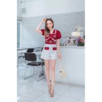 ราคา (XL) พร้อมส่งชุดเซท 2 ชิ้น เสื้อแต่งคอปกลูกไม้ปักลายดอกกุหลาบสีแดงกับกางเกงสีขาวขาสั้น งานป้าย Queen แท้ มือ1 ป้ายห้อย (25569836456)