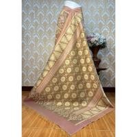 ราคา ผ้าไหมมัดหมี่ ผ้าไหมแท้ทอมือ ย้อมธรรมชาติหมักโคลน งาน 6 ตะกอ มีหน้านางชายครุย ลายดอกชบา พื้นสีน้ำตาล (26489088396)